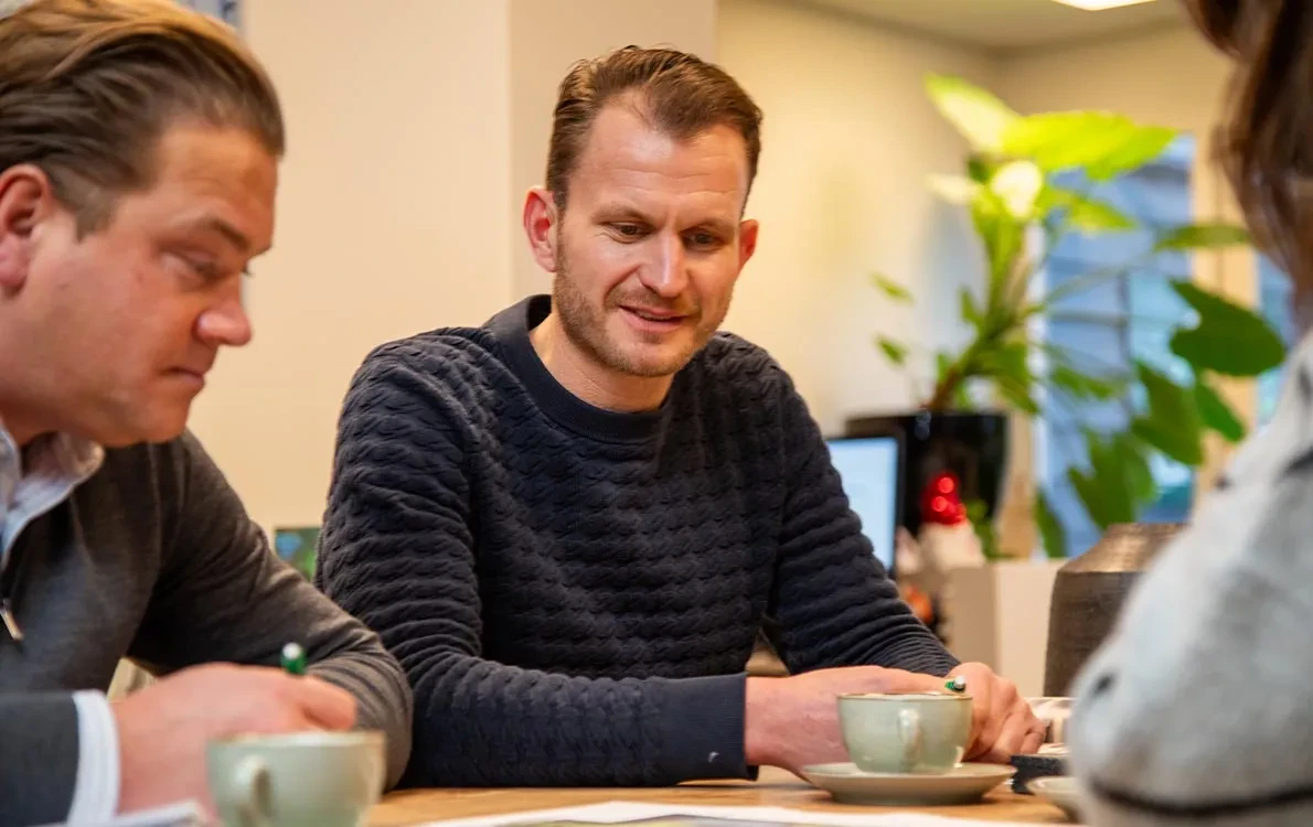 Medewerkersgrasengroeningesprekmetdeklantomwensenluxeoverkappingtebespreken • Gras en Groen website