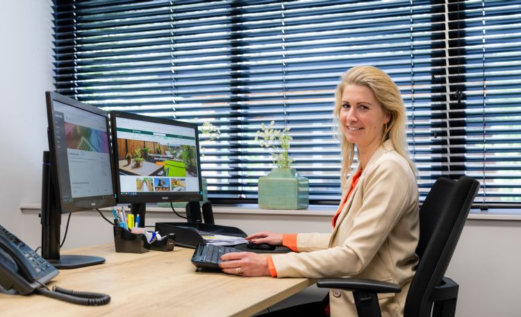 Medewerkergrasengroenoffertemakenvoorluxeoverkapping • Gras en Groen website