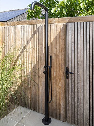 Poolhousebuitendouche • Gras en Groen website